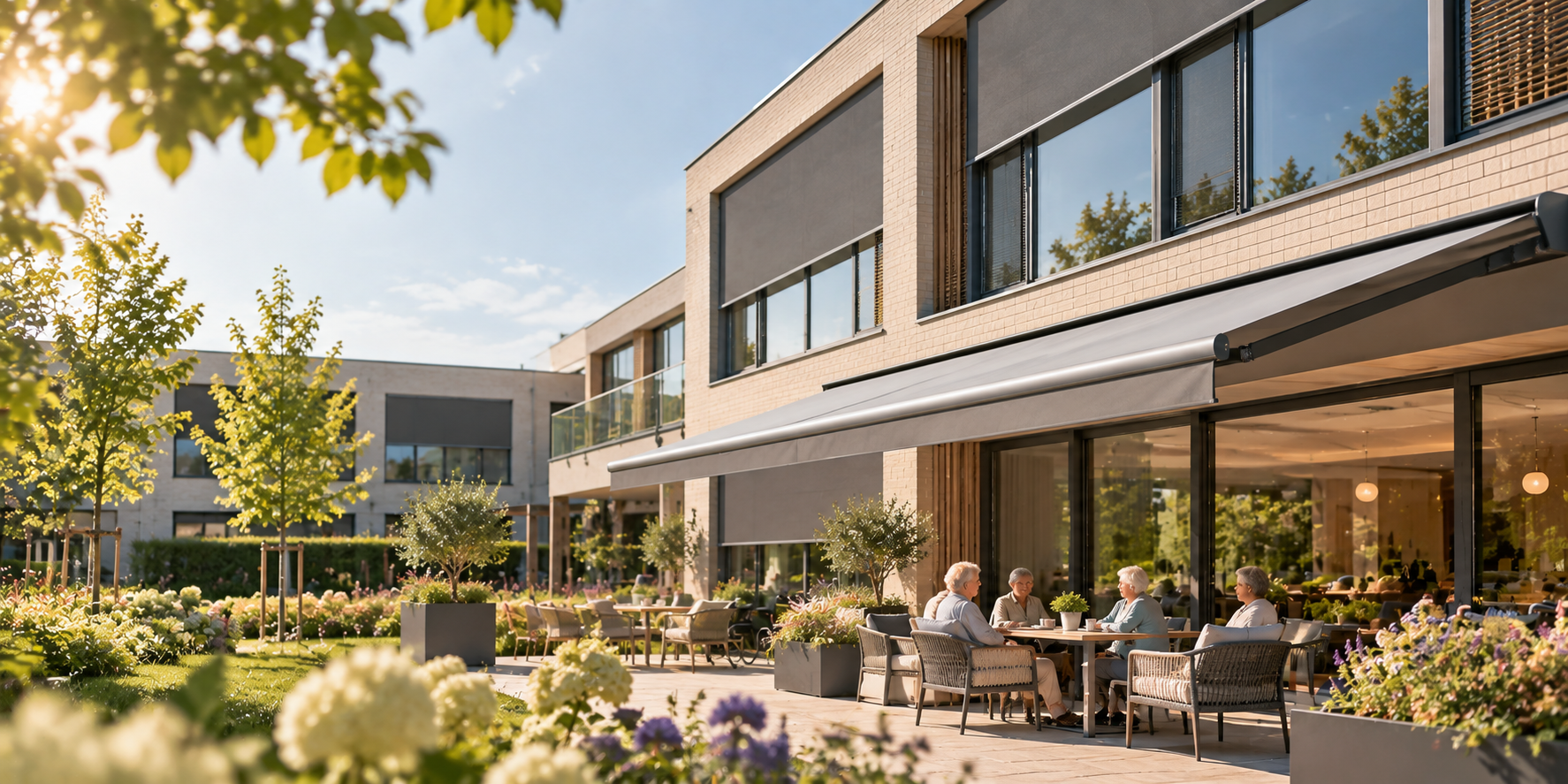 Terras van een woonzorgcentrum met zonwering op een zonnige dag