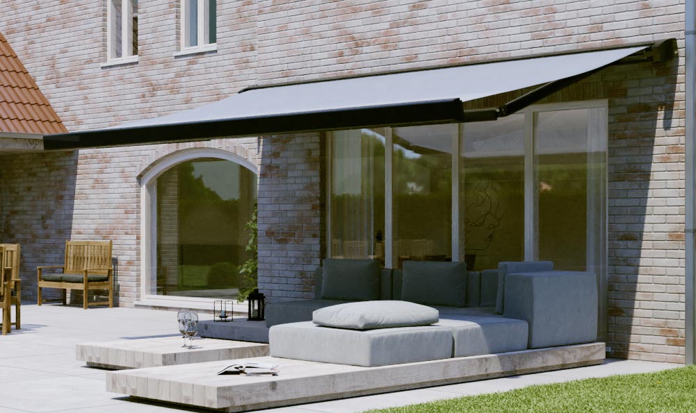 Knikarmscherm boven een terras met loungezetel